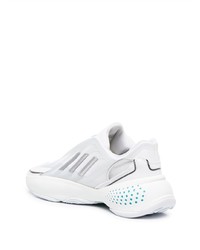 weiße und blaue Sportschuhe von adidas