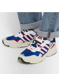 weiße und blaue Sportschuhe von adidas Originals