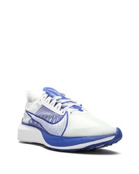 weiße und blaue Sportschuhe von Nike