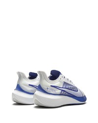 weiße und blaue Sportschuhe von Nike