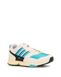 weiße und blaue Sportschuhe von adidas