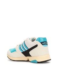 weiße und blaue Sportschuhe von adidas