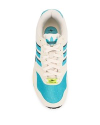 weiße und blaue Sportschuhe von adidas