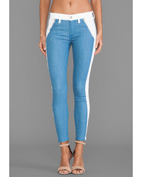 weiße und blaue vertikal gestreifte enge Jeans