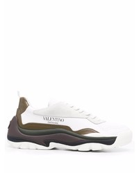 weiße und braune Sportschuhe von Valentino Garavani