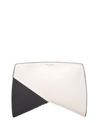 weiße und dunkelblaue Clutch