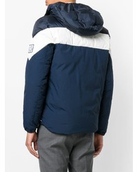 weiße und dunkelblaue Daunenjacke von Moncler