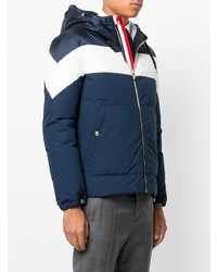 weiße und dunkelblaue Daunenjacke von Moncler