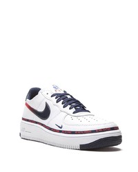 weiße und dunkelblaue Leder niedrige Sneakers von Nike