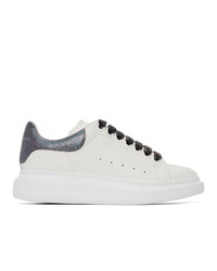 weiße und dunkelblaue Leder niedrige Sneakers von Alexander McQueen