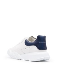 weiße und dunkelblaue Leder niedrige Sneakers von Alexander McQueen