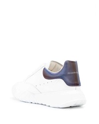 weiße und dunkelblaue Leder niedrige Sneakers von Alexander McQueen