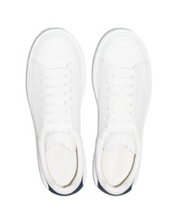 weiße und dunkelblaue Leder niedrige Sneakers von Alexander McQueen