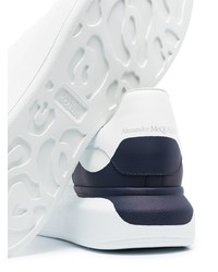 weiße und dunkelblaue Leder niedrige Sneakers von Alexander McQueen