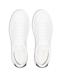 weiße und dunkelblaue Leder niedrige Sneakers von Alexander McQueen