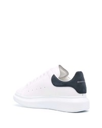 weiße und dunkelblaue Leder niedrige Sneakers von Alexander McQueen