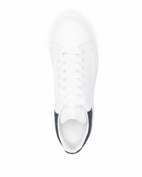 weiße und dunkelblaue Leder niedrige Sneakers von Alexander McQueen