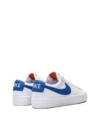 weiße und dunkelblaue Leder niedrige Sneakers von Nike