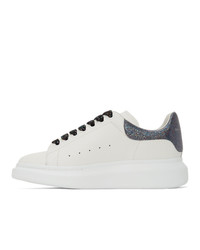 weiße und dunkelblaue Leder niedrige Sneakers von Alexander McQueen