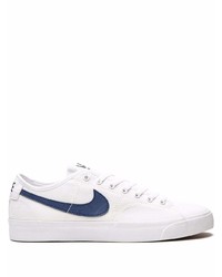 weiße und dunkelblaue Segeltuch niedrige Sneakers von Nike