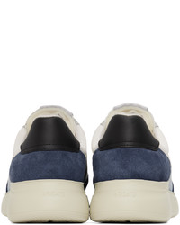 weiße und dunkelblaue Segeltuch niedrige Sneakers von Axel Arigato