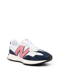 weiße und dunkelblaue Sportschuhe von New Balance