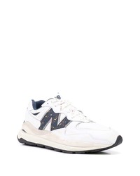 weiße und dunkelblaue Sportschuhe von New Balance