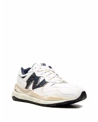 weiße und dunkelblaue Sportschuhe von New Balance