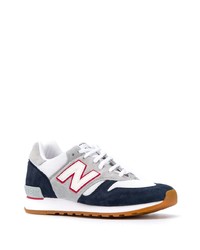 weiße und dunkelblaue Sportschuhe von New Balance