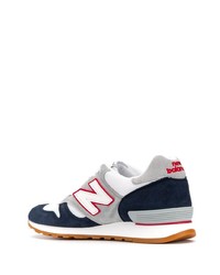 weiße und dunkelblaue Sportschuhe von New Balance