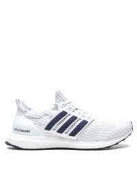 weiße und dunkelblaue Sportschuhe von adidas