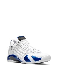 weiße und dunkelblaue Sportschuhe von Jordan