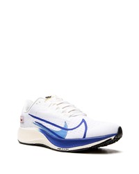 weiße und dunkelblaue Sportschuhe von Nike