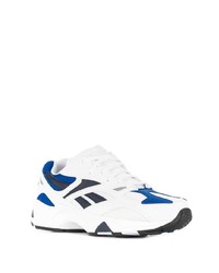 weiße und dunkelblaue Sportschuhe von Reebok