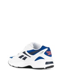 weiße und dunkelblaue Sportschuhe von Reebok