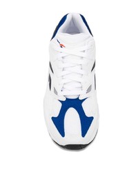 weiße und dunkelblaue Sportschuhe von Reebok