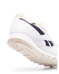 weiße und dunkelblaue Sportschuhe von Reebok