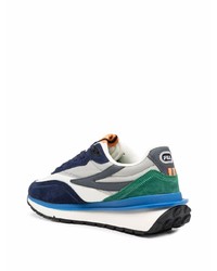 weiße und dunkelblaue Sportschuhe von Fila