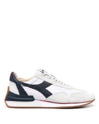 weiße und dunkelblaue Sportschuhe von Diadora