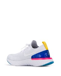 weiße und dunkelblaue Sportschuhe von Nike