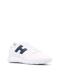 weiße und dunkelblaue Sportschuhe von Hogan