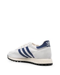 weiße und dunkelblaue Sportschuhe von adidas