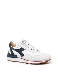 weiße und dunkelblaue Sportschuhe von Diadora