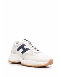 weiße und dunkelblaue Sportschuhe von Hogan