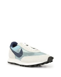 weiße und dunkelblaue Sportschuhe von Nike