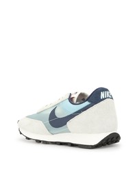 weiße und dunkelblaue Sportschuhe von Nike