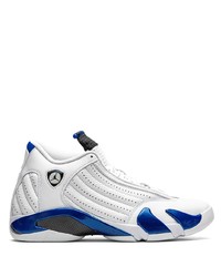 weiße und dunkelblaue Sportschuhe von Jordan