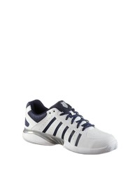 weiße und dunkelblaue Sportschuhe von K-Swiss