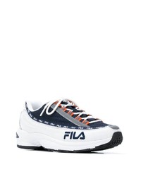 weiße und dunkelblaue Sportschuhe von Fila