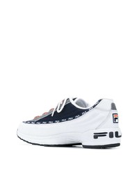 weiße und dunkelblaue Sportschuhe von Fila